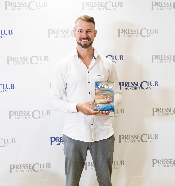 Kevin Maeck Meyer mit seinem Buch Psycho-Epigenetik